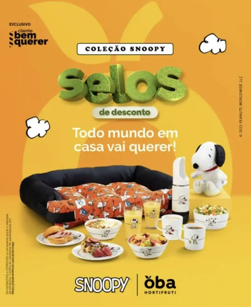 Uma imagem promocional da "Coleção Snoopy" da Oba Hortifruti. A imagem é vibrante e colorida, com um fundo amarelo-alaranjado. No centro, há uma cama de cachorro preta com estampa laranja do Snoopy, cercada por vários itens de mesa (pratos, tigelas, copos e canecas) com desenhos do Snoopy e de seus amigos, contendo alimentos como sanduíches, saladas de frutas e sucos. À direita da cama, há uma pelúcia grande do Snoopy. No topo da imagem, em letras verdes grandes, está escrito "Selos de desconto", e logo abaixo, "Todo mundo em casa vai querer!". No canto superior esquerdo, há um selo "EXCLUSIVO cliente bem querer". No canto inferior, aparecem os logotipos "SNOOPY" e "Oba HORTIFRUTI".