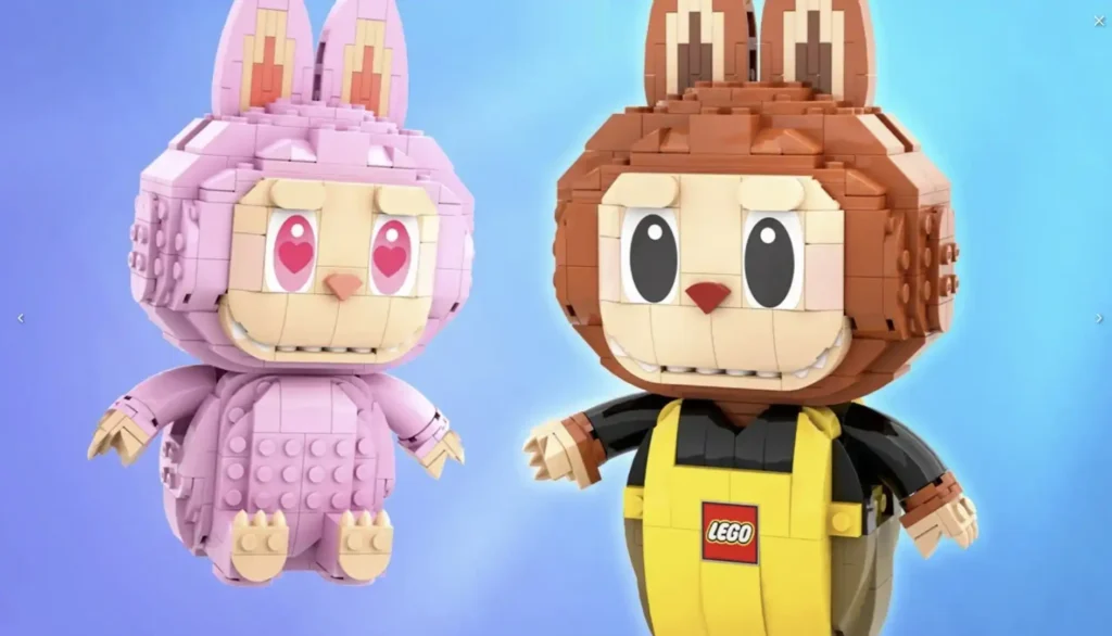 Duas figuras LEGO, uma rosa com orelhas de coelho e olhos em formato de coração, e outra marrom usando um macacão amarelo com o logotipo da LEGO, estão lado a lado contra um fundo azul-claro.