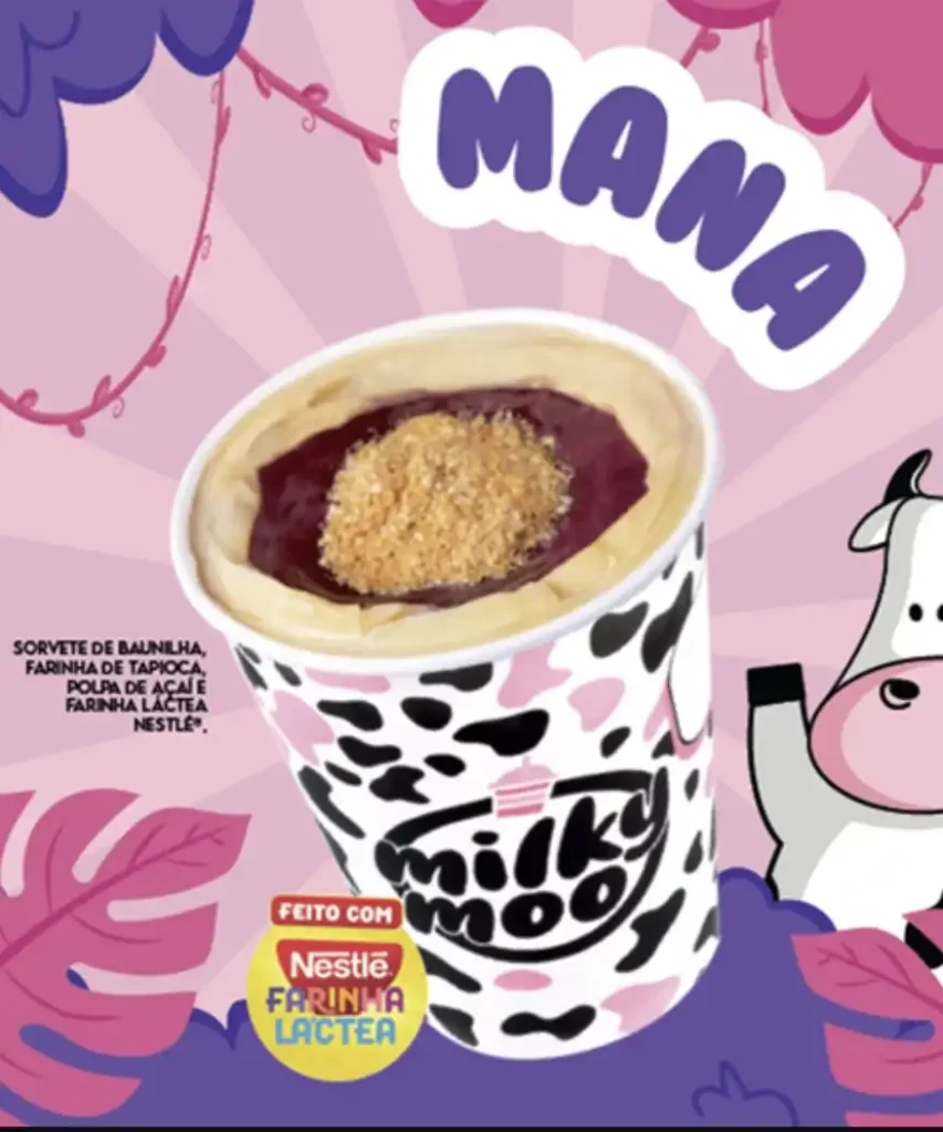 Uma imagem promocional vibrante de um copo de sorvete "Milky Moo Mana". O copo tem um padrão divertido de manchas pretas e rosa, imitando a pelagem de uma vaca, e o logotipo "milky moo" em preto e branco. O sorvete no copo é de baunilha, com uma camada de polpa de açaí e um centro coberto por farinha de tapioca e farinha láctea Nestlé. A imagem é enquadrada por elementos gráficos coloridos: folhas de palmeira em tons de rosa e roxo na parte inferior esquerda e superior, e a cabeça de uma vaca sorridente com uma mancha rosa no olho direito na lateral direita. A palavra "MANA" em letras grandes e arredondadas, na cor roxa com borda branca, domina a parte superior da imagem. Na parte inferior esquerda, há um selo "FEITO COM Nestlé FARINHA LÁCTEA". Textos menores no lado esquerdo listam os ingredientes: "SORVETE DE BAUNILHA, FARINHA DE TAPIOCA, POLPA DE AÇAÍ, FARINHA LÁCTEA NESTLÉ®." O fundo é uma mistura de tons de rosa, roxo e branco.