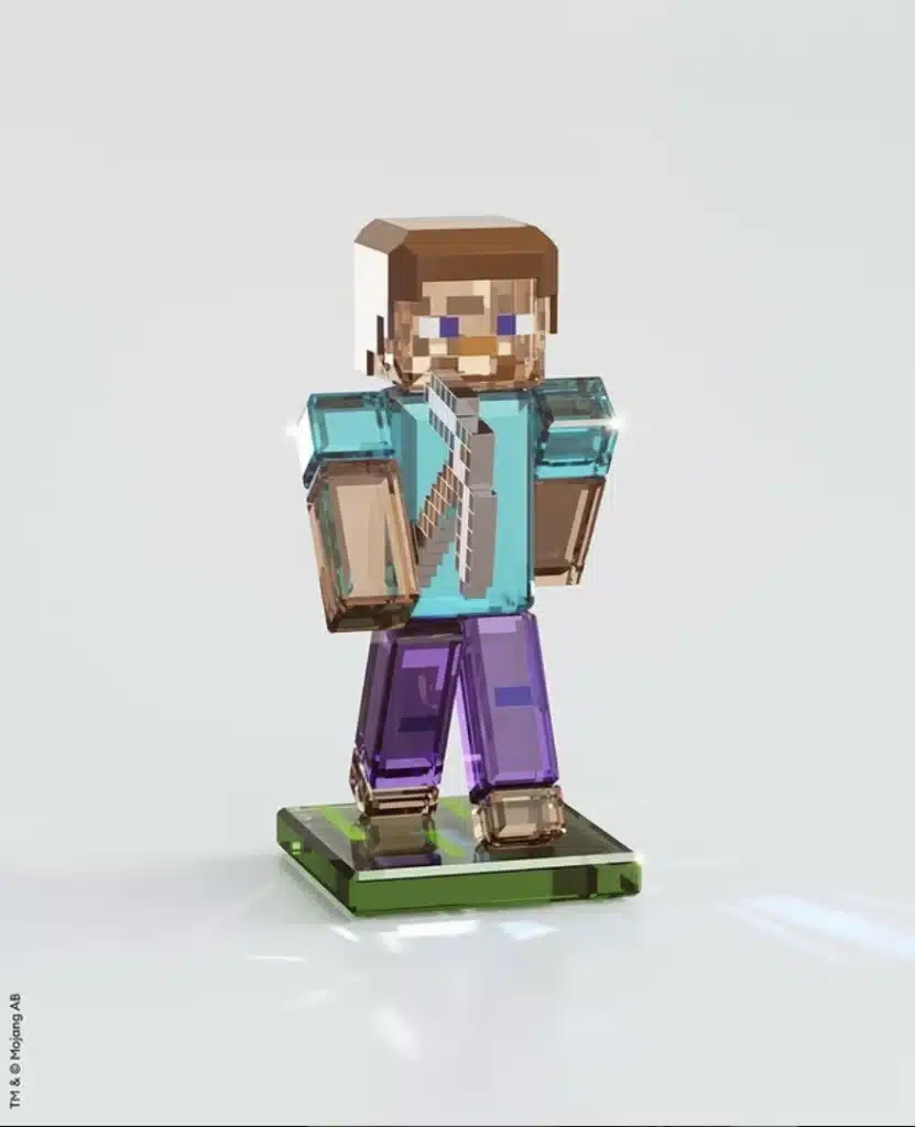 Galeria com fotos de Minecraft x Swarovski. As quatro figurinhas capturam a essência dos personagens icónicos do jogo Steve e Alex, e o creeper e os porcos.