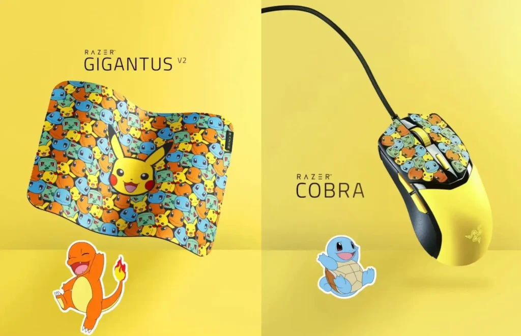Um diptico sobre um fundo amarelo mostra dois produtos da Razer com tema de Pokémon. À esquerda, um mousepad Razer Gigantus V2 está impresso com vários Pokémon, incluindo Pikachu proeminentemente no centro. Um adesivo digital de Charmander está posicionado abaixo do mousepad. À direita, um mouse Razer Cobra também apresenta uma variedade de Pokémon impressos na parte superior, com laterais e botões amarelos e pretos. Abaixo do mouse, há um adesivo digital de Squirtle. Ambos os produtos exibem o logotipo da Razer e seus respectivos nomes de modelo em texto preto.