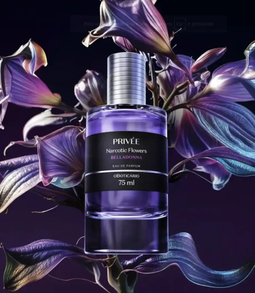 Uma garrafa de perfume roxa de O Boticário "Narcotic Flowers Belladonna Eau de Parfum" da linha Privée, de 75 ml, está centralizada na imagem. A garrafa é elegante e tem um rótulo preto com letras brancas. Ela está cercada por flores roxas escuras e azuladas que parecem ser digitais ou artisticamente aprimoradas, dando um toque misterioso e sofisticado à composição. O fundo é escuro, quase preto, o que realça as cores vibrantes da garrafa e das flores. A iluminação é suave, destacando os contornos e as texturas.