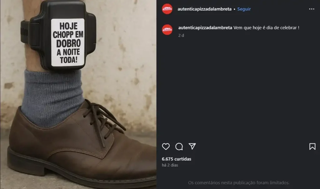 Uma tornozeleira eletrônica está presa à perna de um homem, que usa uma meia cinza e um sapato social marrom. A tornozeleira tem um papel branco colado com a frase "HOJE CHOPP EM DOBRO A NOITE TODA!". À direita, há uma postagem do Instagram de "autenticapizzadalambrata" com a legenda "Vem que hoje é dia de celebrar!". A postagem tem 6.675 curtidas e os comentários estão limitados.