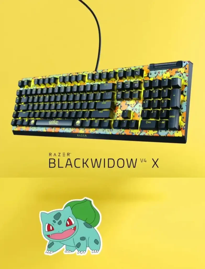 Uma imagem mostra o teclado Razer BlackWidow V4 X em uma cor amarela vibrante com um padrão de vários personagens de Pokémon na base do teclado. As teclas são pretas e as letras e símbolos são iluminados. A imagem também exibe o logotipo da Razer e o nome do produto "BLACKWIDOW V4 X" em letras grandes e pretas na parte inferior da imagem. Abaixo do texto, há um adesivo digital de um Bulbasaur.