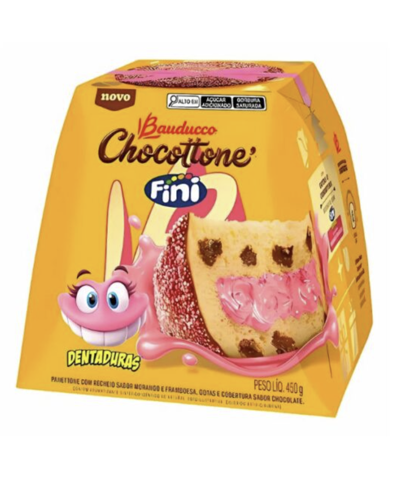 Uma caixa amarela e rosa de Chocottone Bauducco Fini com sabor de morango e framboesa.