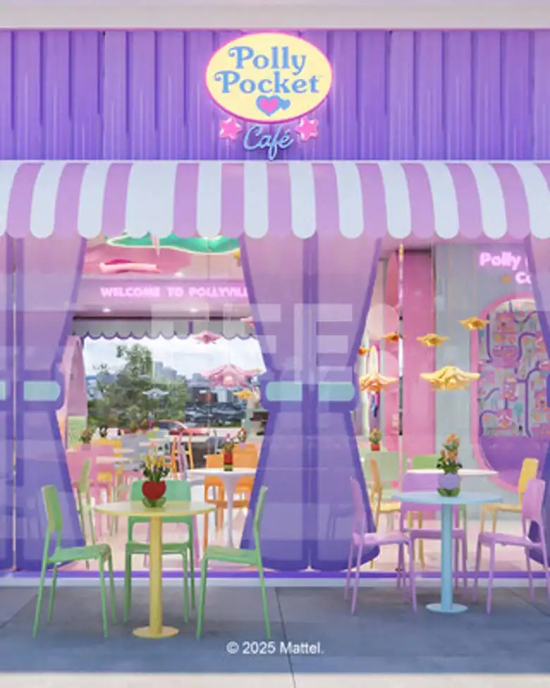 Fachada de um café temático da Polly Pocket, com a logo em neon e decoração em tons de rosa, roxo e branco.