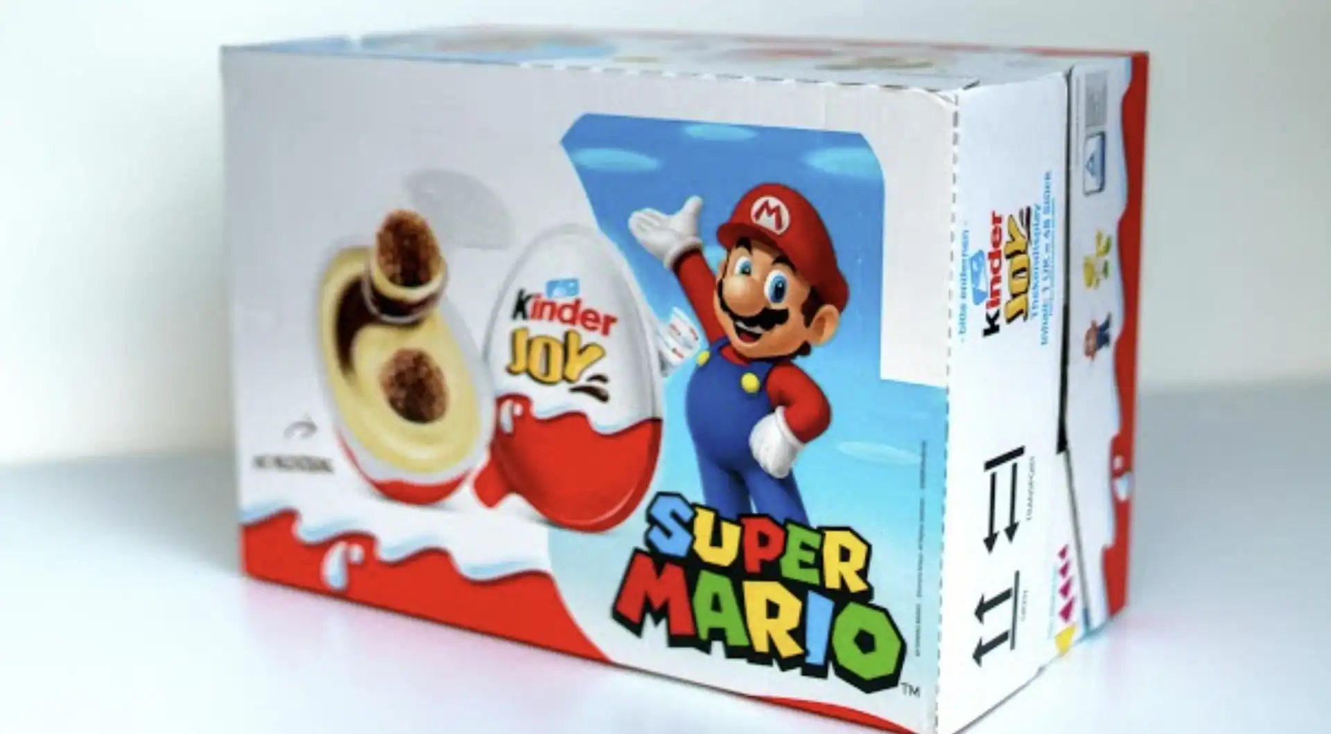Caixa grande de Kinder Joy com tema Super Mario, mostrando Mario e um ovo de chocolate aberto.