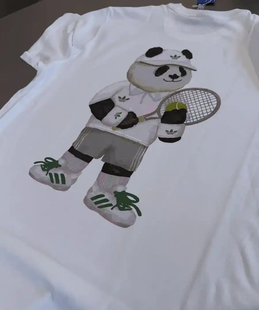 Camiseta branca com estampa de panda jogando tênis.