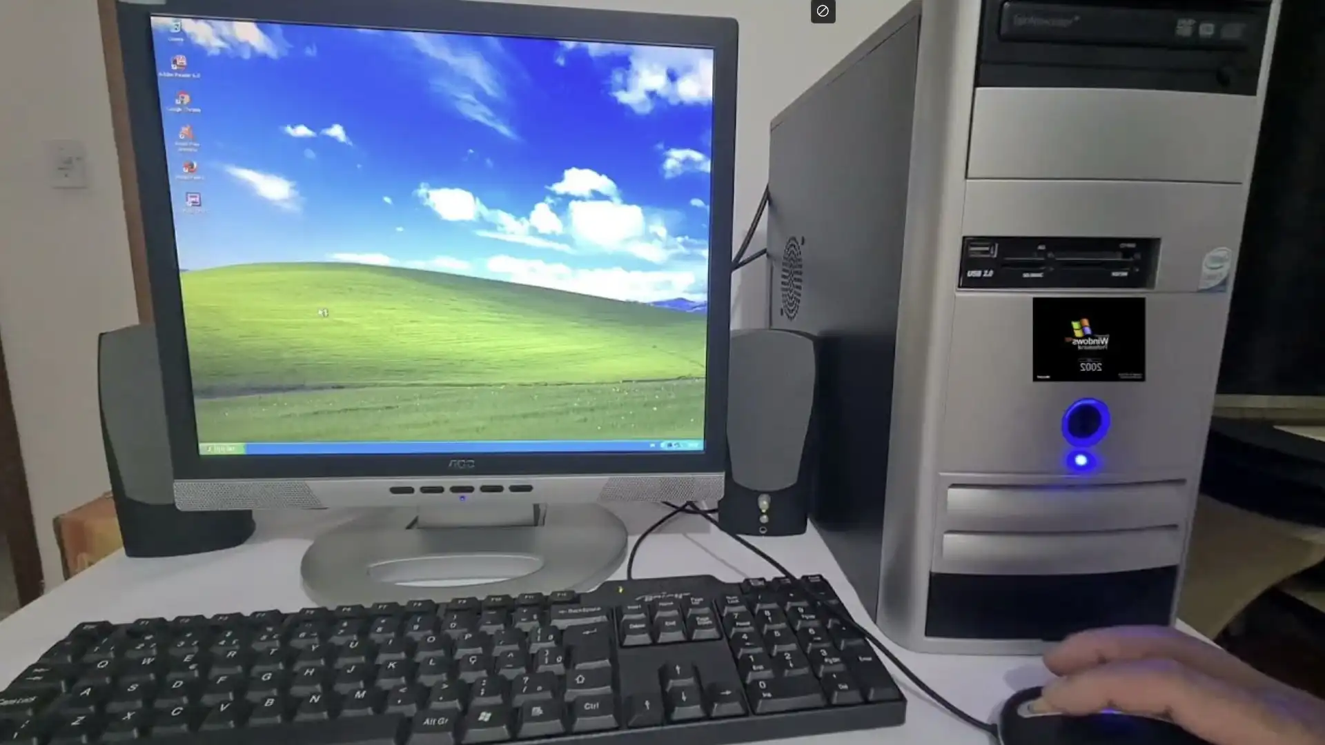 Um computador de mesa antigo com o sistema operacional Windows XP.