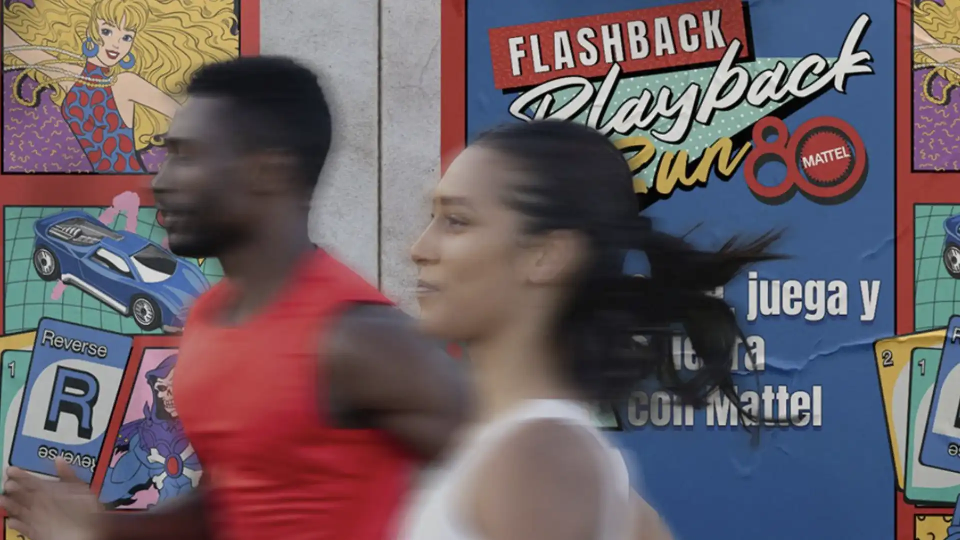 Duas pessoas correndo na frente de um banner publicitário da "Flashback Playback Run Mattel".