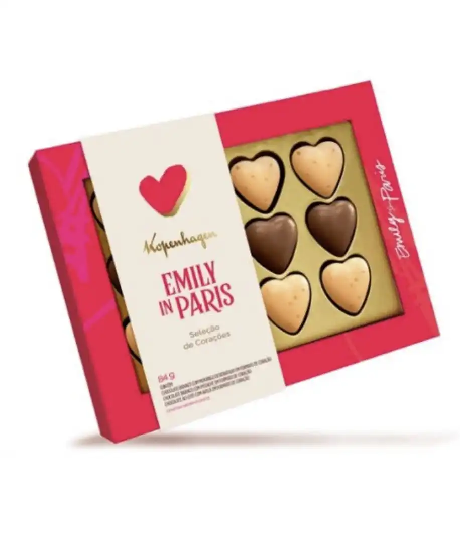 Caixa de chocolates Kopenhagen em formato de coração, branca, preta e dourada, da coleção Emily em Paris.