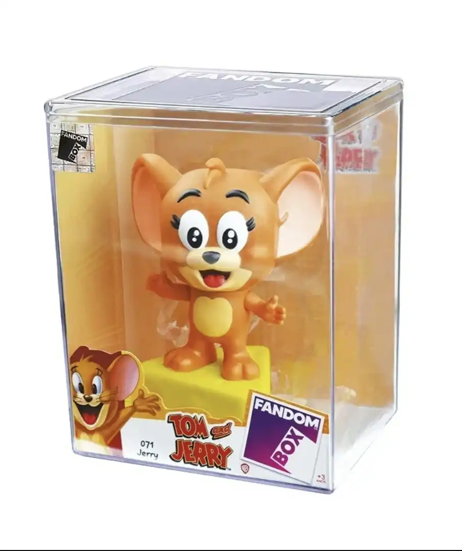 Figura colecionável do Jerry da linha Fandom Box, dentro de uma caixa transparente, com o personagem em pé sobre uma base amarela.