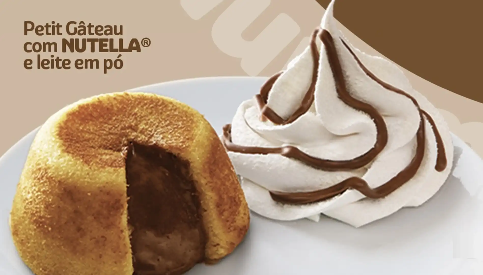 Um Petit Gâteau de Nutella® e leite em pó, com o bolo revelando o recheio derretido de chocolate, ao lado de sorvete coberto com calda de Nutella®.