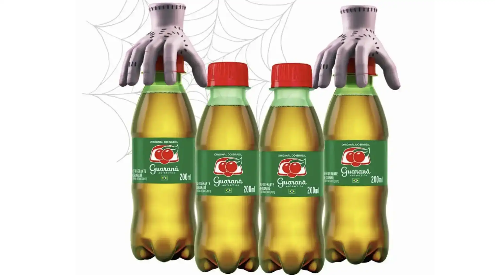 Duas réplicas da Mãozinha, do seriado Wandinha, seguram duas garrafas de 200 ml de Guaraná Antártica.