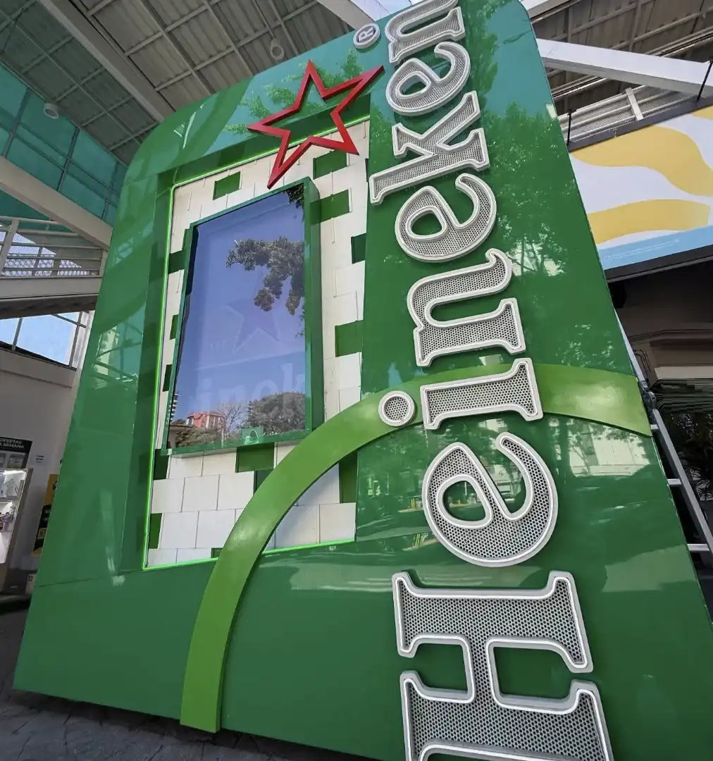 Pop-up da Heineken com azulejos verdes e brancos e logo da marca.