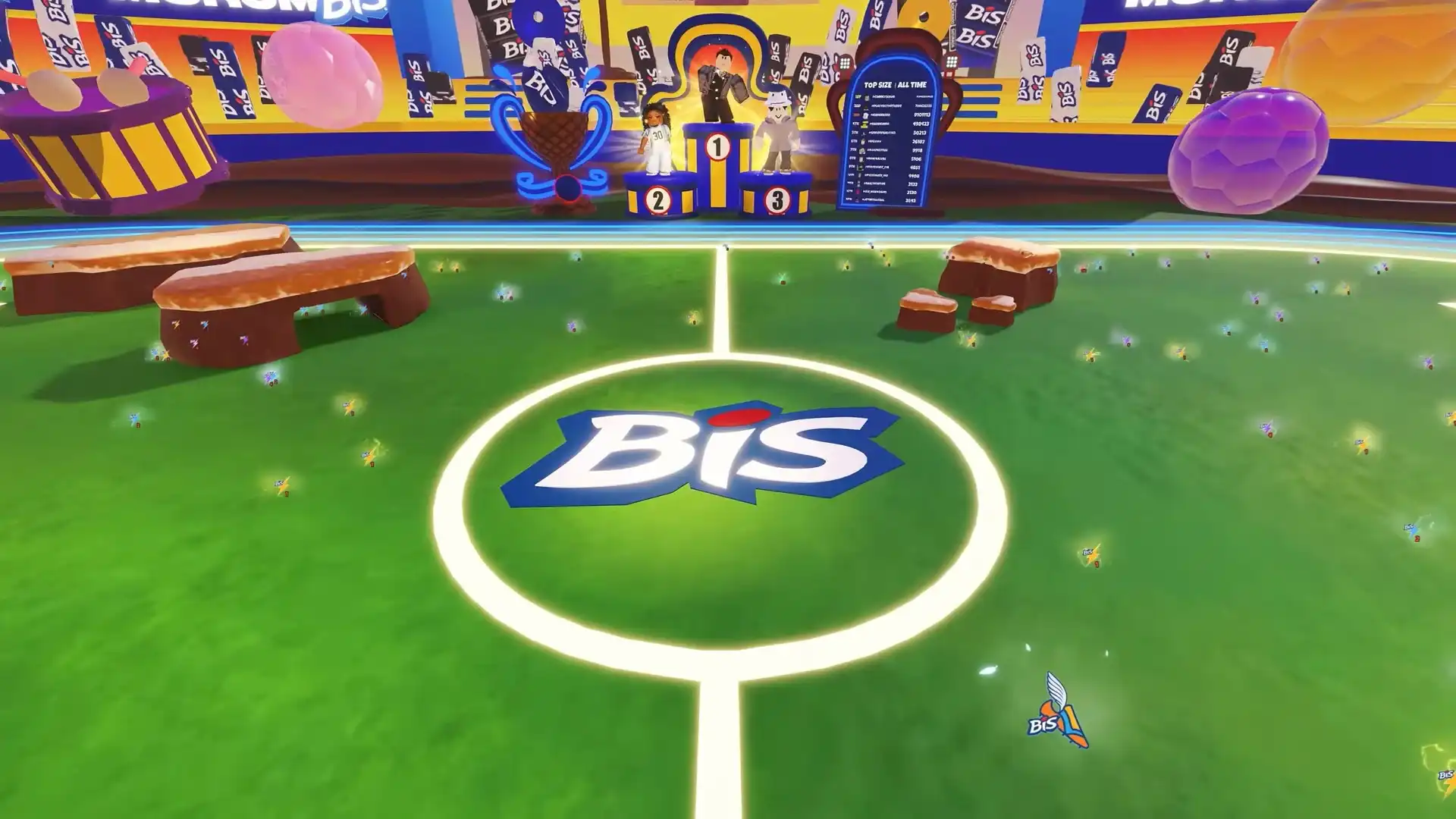 Uma imagem de um jogo de videogame com tema de futebol, em que o campo e o ambiente estão estilizados com a marca Bis.