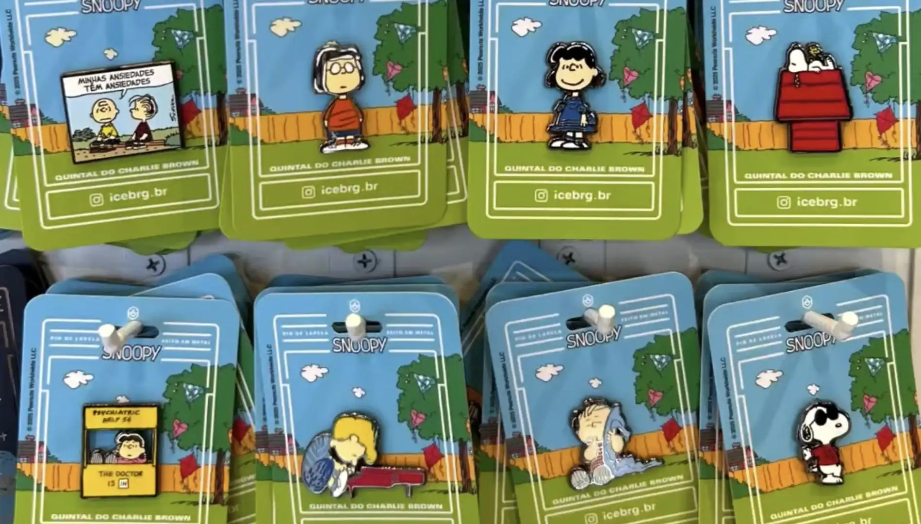 Pins colecionáveis de Snoopy e seus amigos.