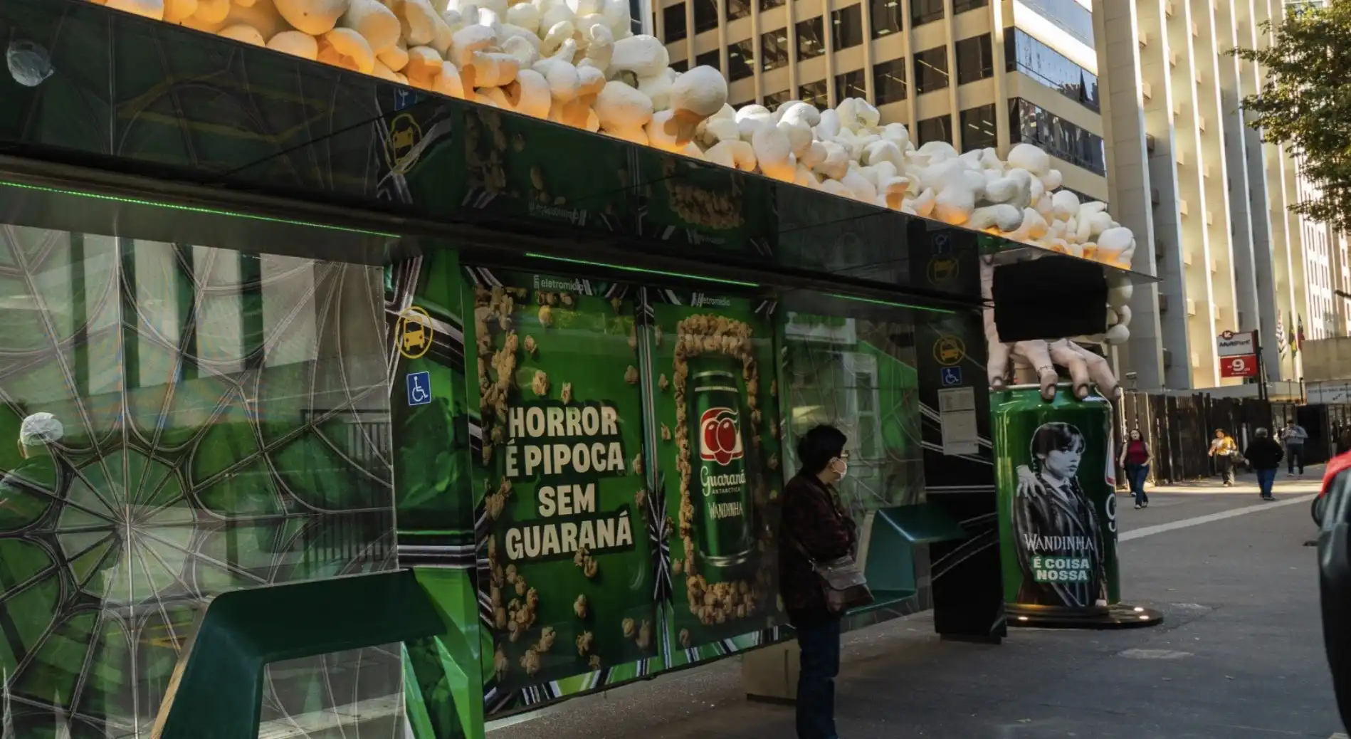 O arquivo apresenta uma imagem de um ponto de ônibus que foi transformado em uma peça publicitária criativa para a marca Guaraná Antarctica.