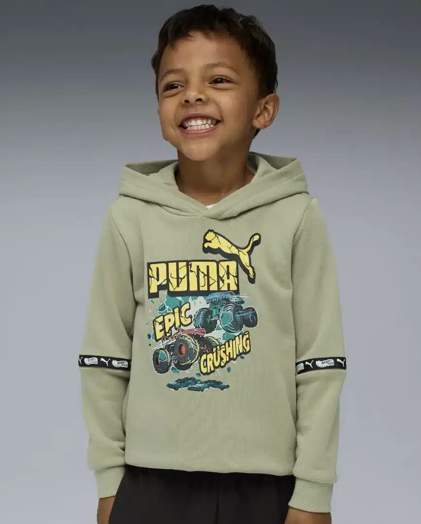 Menino sorrindo usando moletom da Puma e Hot Wheels.
