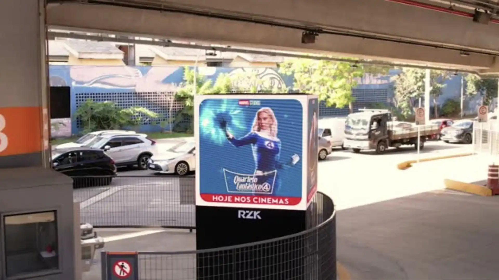 Um letreiro digital em um estacionamento exibe um anúncio do filme "Quarteto Fantástico".