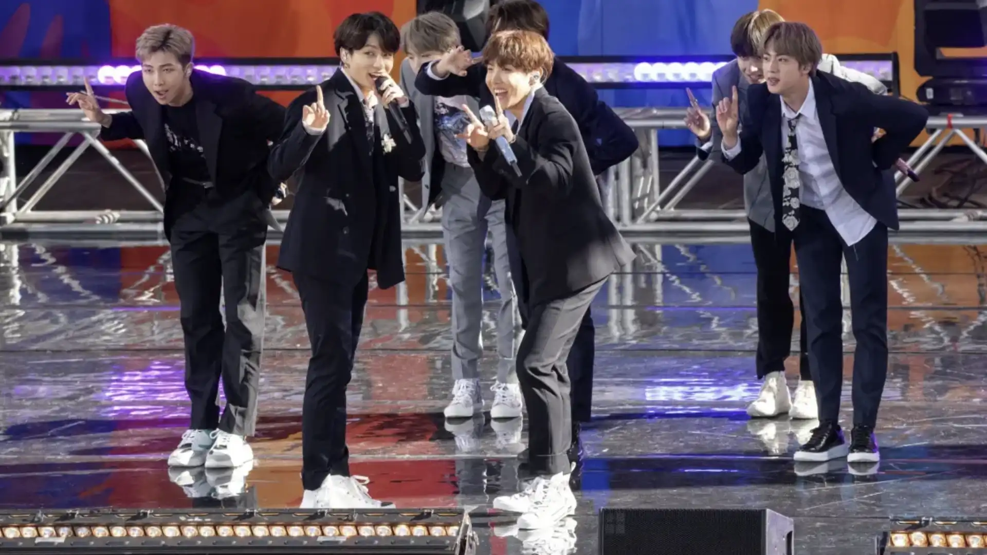 O grupo de k-pop BTS no palco.