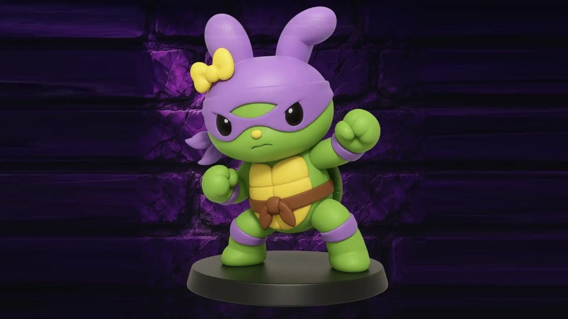 Uma estatueta de Donatello das Tartarugas Ninja, vestido com um capuz de coelho roxo com uma faixa roxa e um laço amarelo, em uma pose de luta. Ele tem um casco de tartaruga amarelo e uma faixa marrom na cintura.