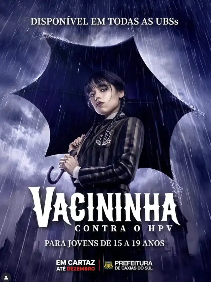 Um pôster da série "Wandinha" com a personagem principal segurando um guarda-chuva. O texto "Vacininha contra o HPV" e "Para jovens de 15 a 19 anos" está sobreposto na imagem.