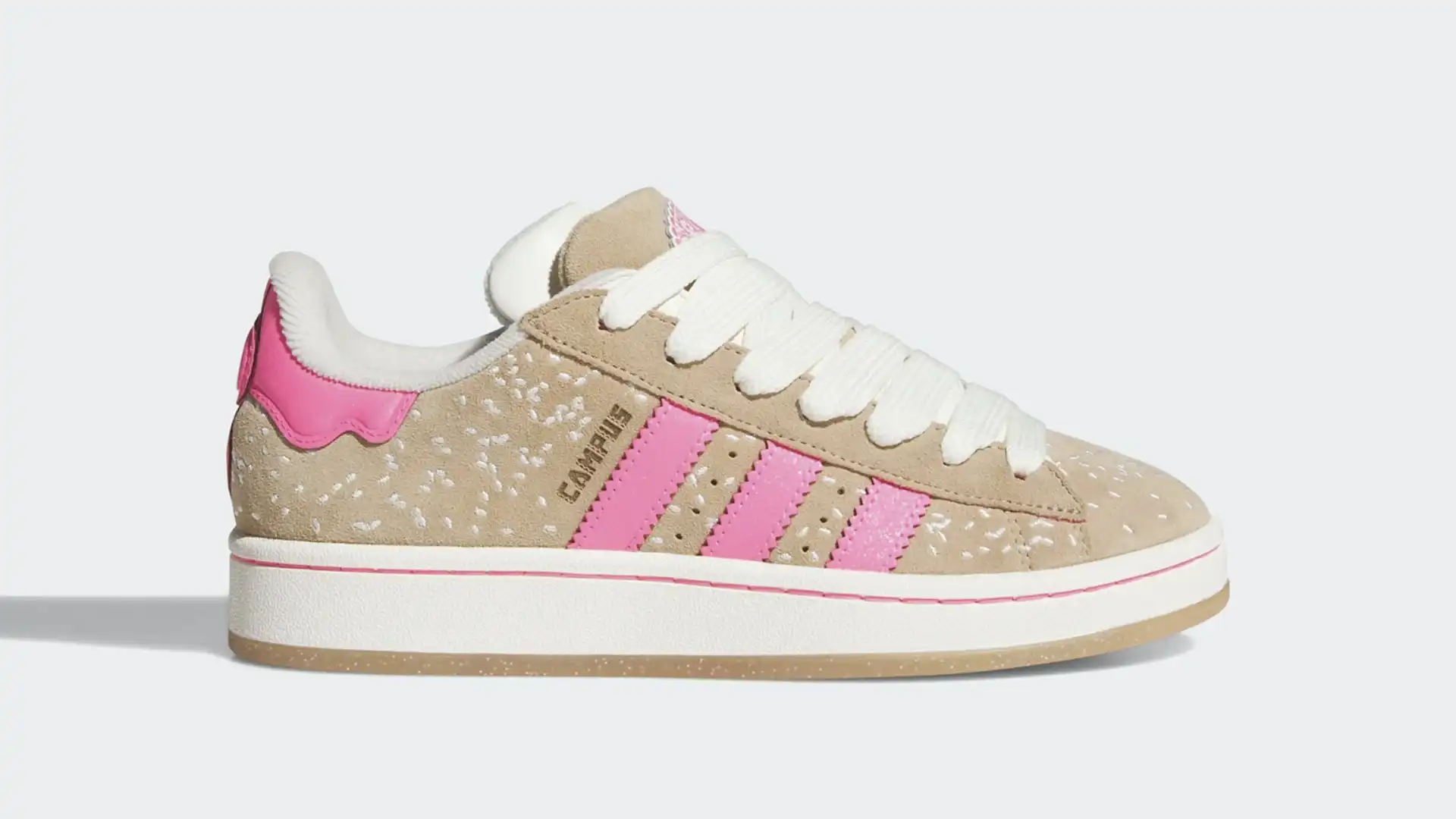 Um único sapato adidas, modelo Campus 00s, comemorativo do Dia dos Mortos, é mostrado em um fundo cinza claro.