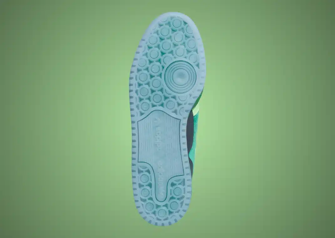 A sola azul e translúcida de um tênis Adidas Forum Low "The Simpsons Treehouse of Horror". A imagem exibe o padrão de círculos concêntricos e a marca "Adidas" gravada duas vezes na parte central.