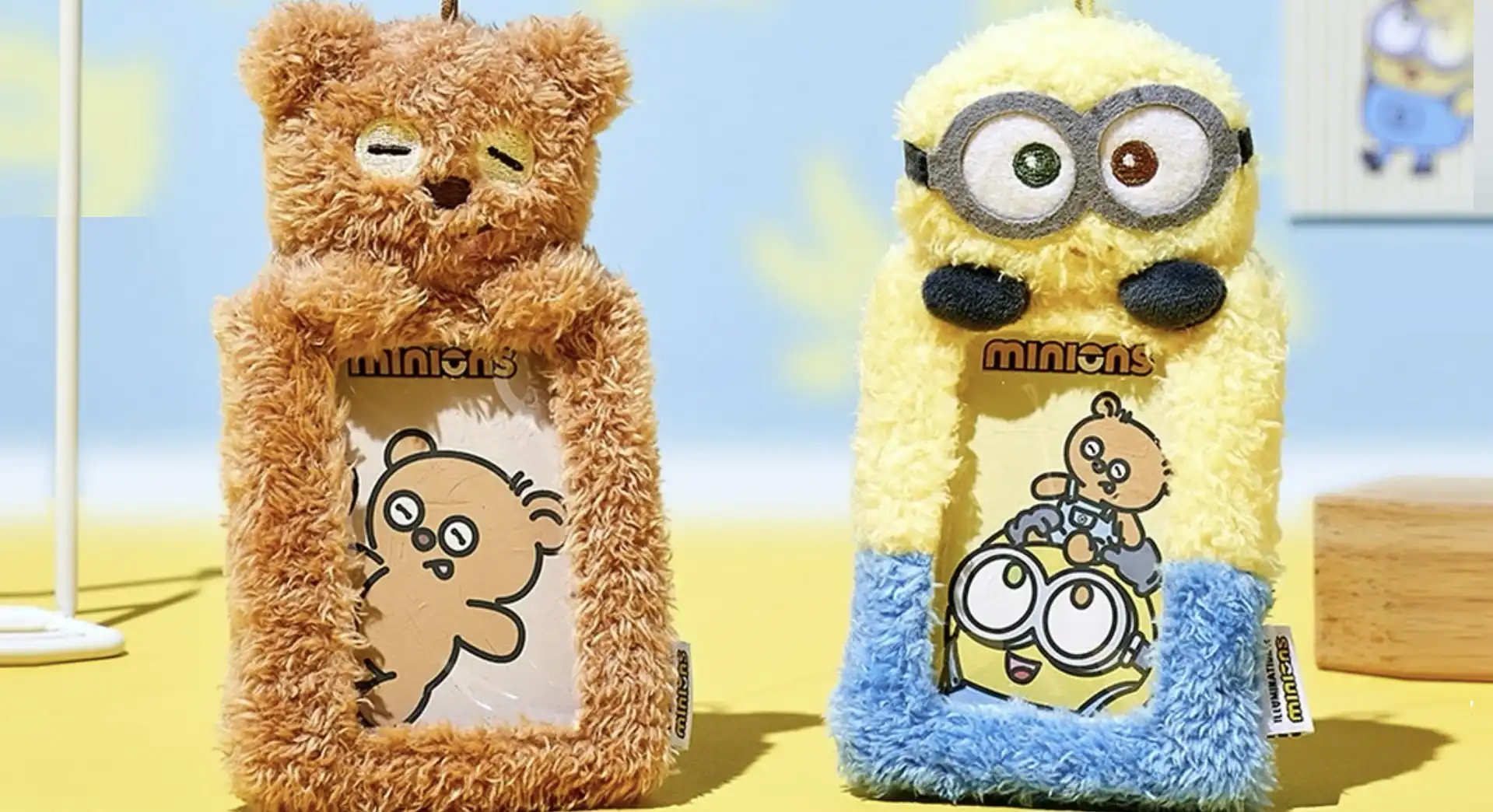 Dois porta-retratos de pelúcia fofos de "Minions x Butter Shop" estão em exibição.