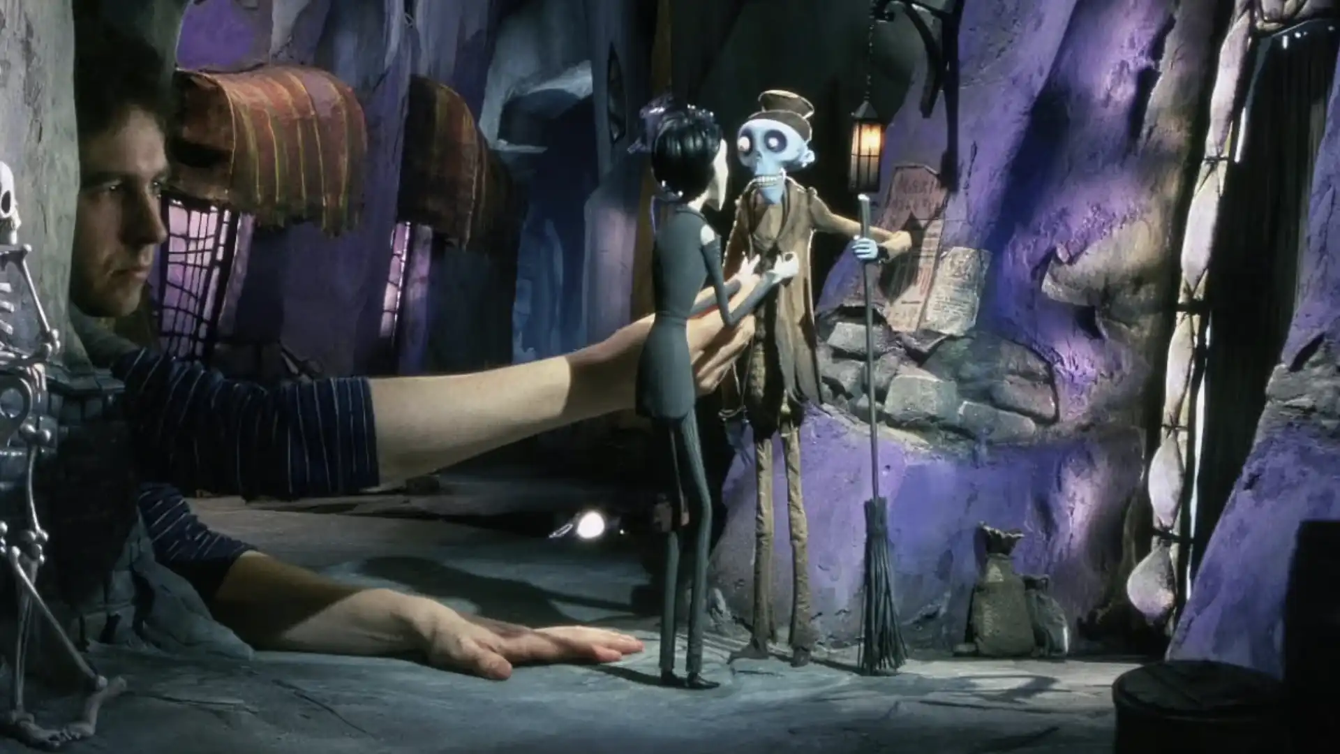 Imagem de bastidores da gravação de "A Noiva Cadáver", mostrando a mão de um animador manipulando a boneca de Victor em um cenário stop-motion.