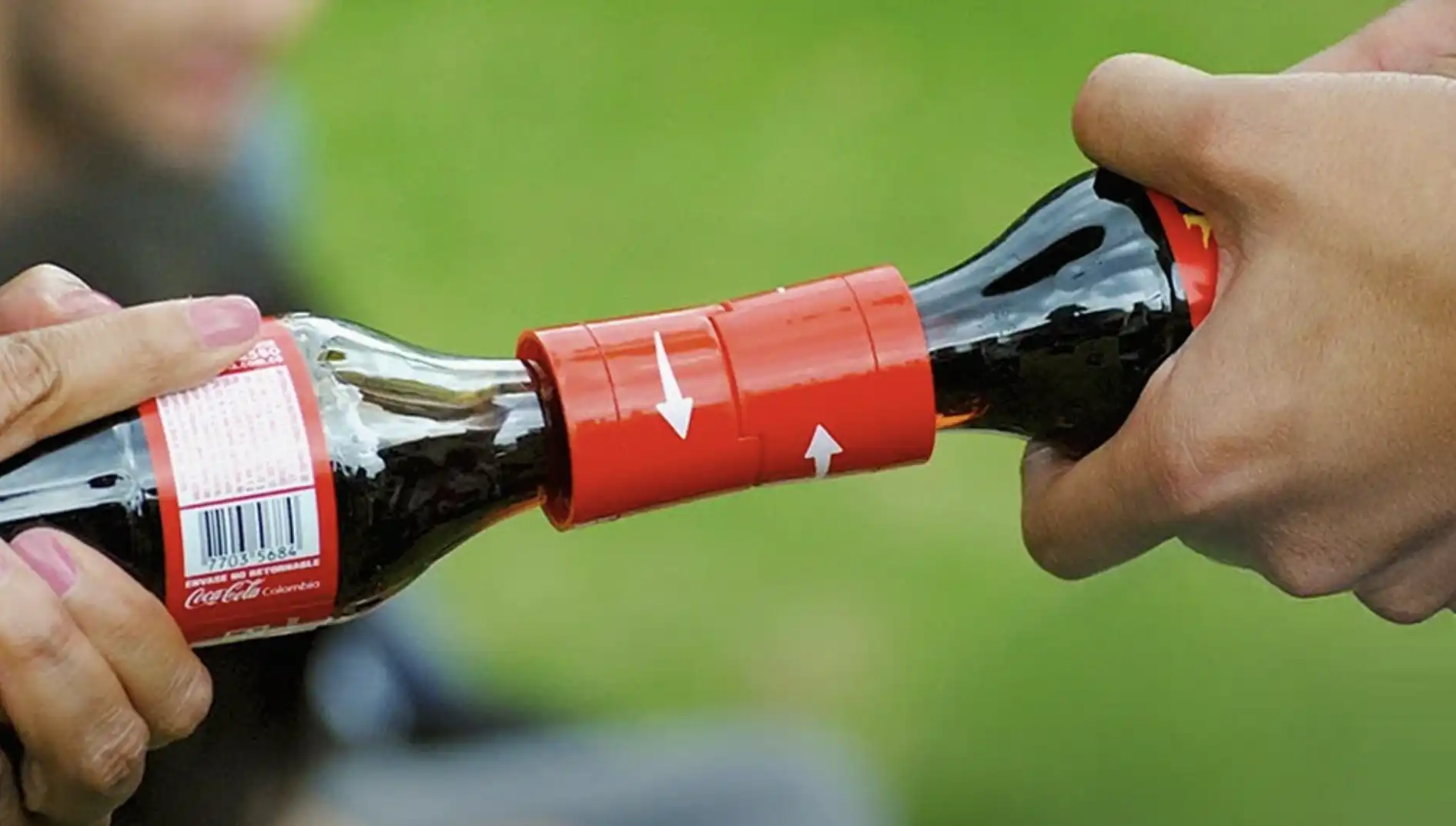 Este é um banner horizontal que mostra duas pessoas segurando duas garrafas de Coca-Cola.