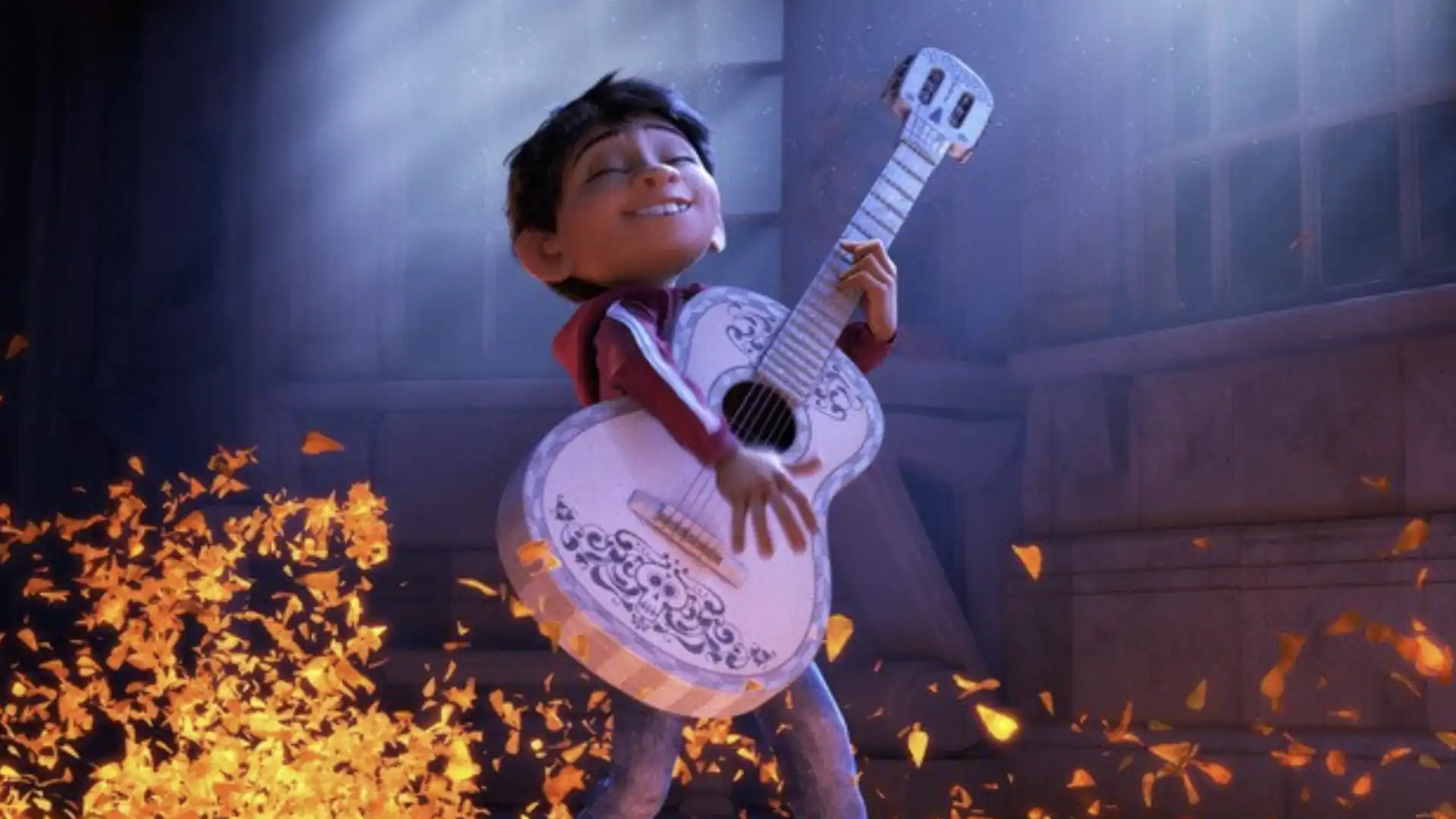 O garoto Miguel do filme "Viva - A Vida É uma Festa" (Coco) toca violão e sorri.