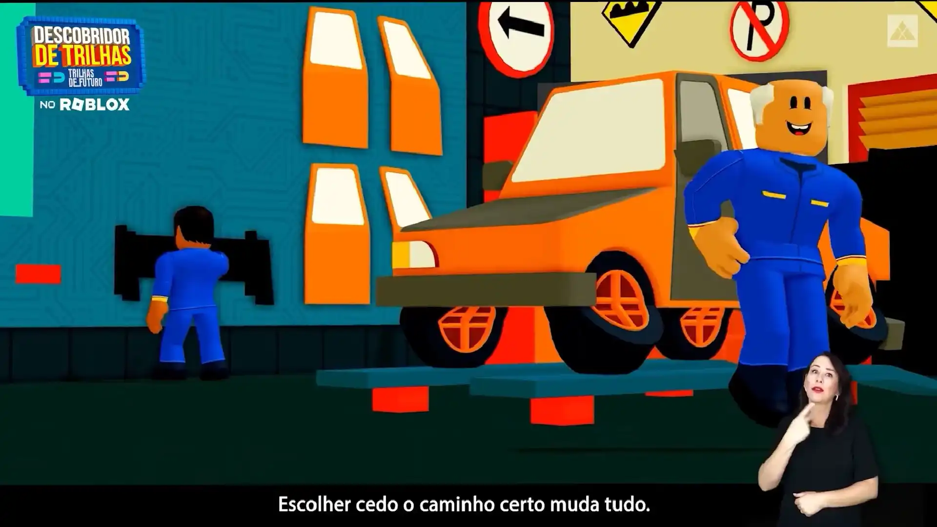 Um avatar de Roblox em um cenário que parece ser uma oficina, com um veículo laranja em processo de montagem. Outro avatar de Roblox aparece, e ambos usam macacões azuis. No canto inferior direito, uma intérprete de Libras. No canto superior esquerdo, o logotipo do jogo "Descobridor de Trilhas - Trilhas de Futuro no Roblox" e, no canto superior direito, o logotipo da Fundação Telefônica Vivo. A frase "Escolher cedo o caminho certo muda tudo" está na parte inferior.