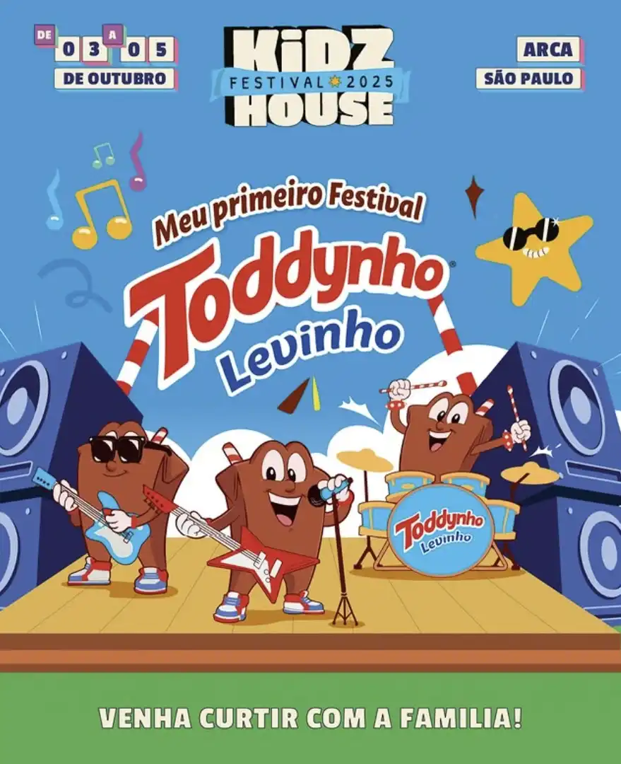 Uma fotografia vibrante e divertida de uma caixinha de Toddyinho, o popular achocolatado brasileiro, personalizada com braços e pernas, "tocando" uma guitarra elétrica vermelha.