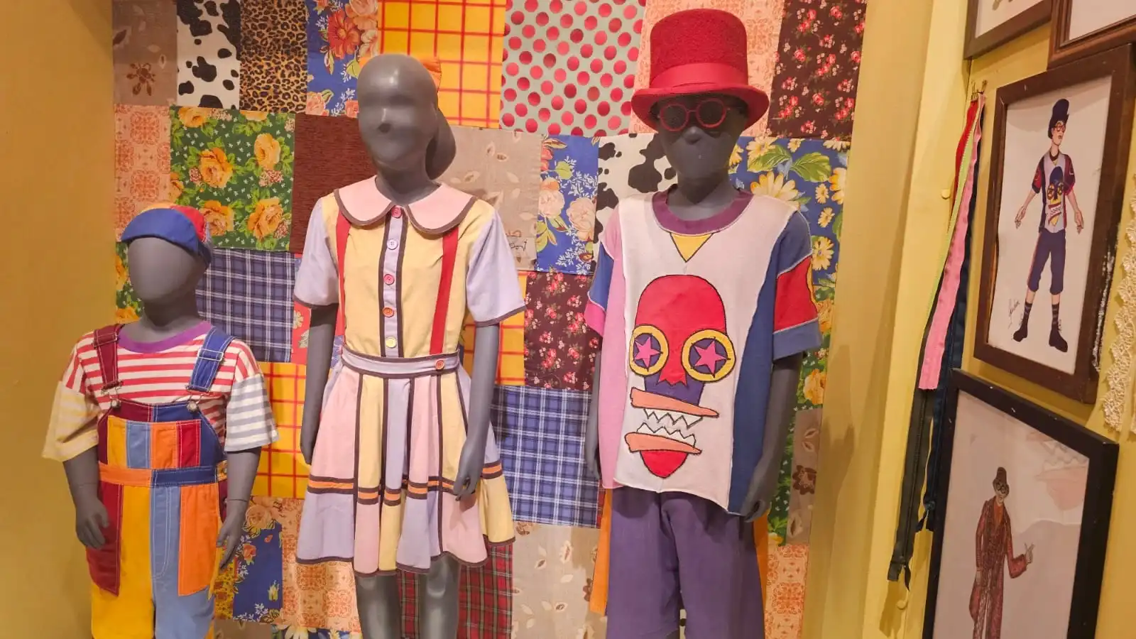 Um grupo de manequins exibe trajes coloridos do programa de TV infantil brasileiro Castelo Rá-Tim-Bum.