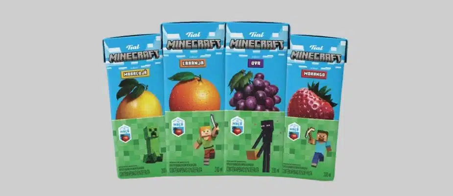 Quatro caixas de suco Tial Minecraft em um cenário pixelizado, com os sabores maracujá, laranja, uva e morango, cada um com um personagem do Minecraft diferente.