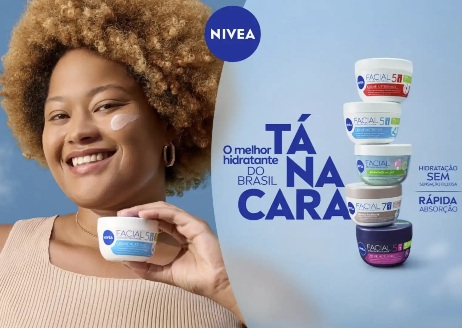 O produto enviado é uma caixa de papelão com a estampa de um céu azul com nuvens. A caixa é resultado da colaboração entre a Nivea e a Amazon Brasil.