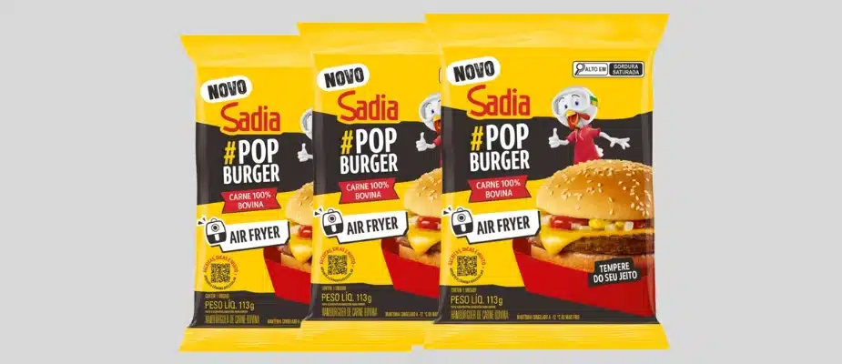 Três pacotes de hambúrguer Sadia Pop Burger, de carne bovina, estão lado a lado.