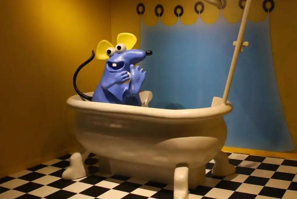 Uma réplica do personagem Ratinho, do programa infantil Castelo Rá-Tim-Bum, aparece em uma banheira.