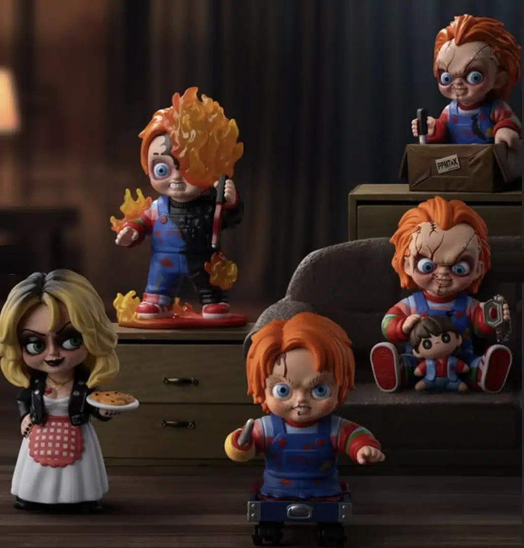 Uma imagem de cinco figuras de ação do Chucky e Tiffany em várias poses e versões, incluindo um Chucky em chamas e outro saindo de uma caixa.