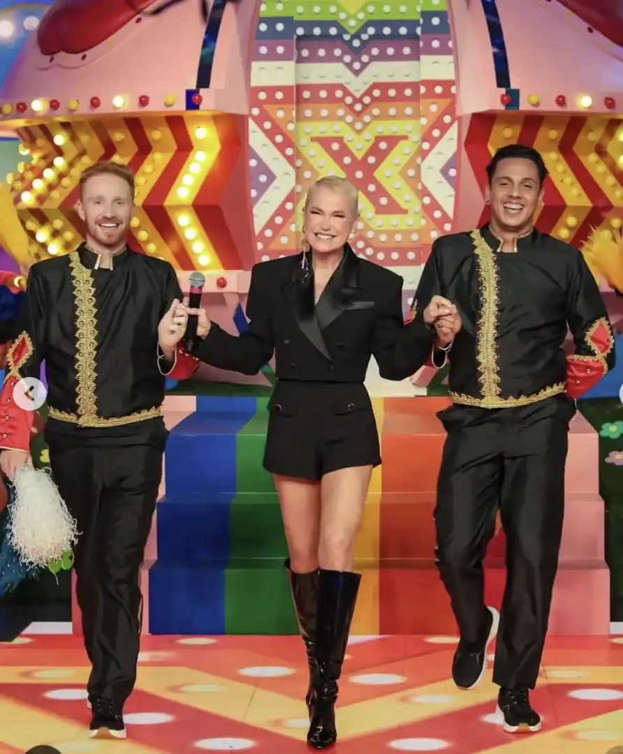 Uma foto da apresentadora brasileira Xuxa Meneghel no palco.