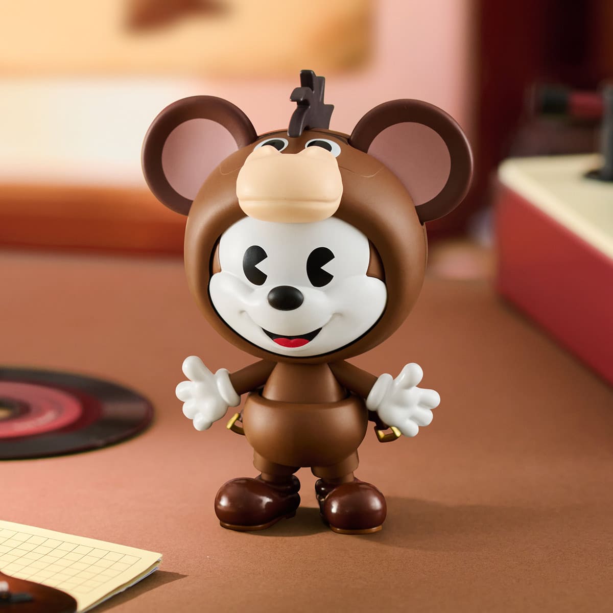 Figura de ação do Mickey Mouse vestindo uma fantasia marrom de cavalo de Toy Story.