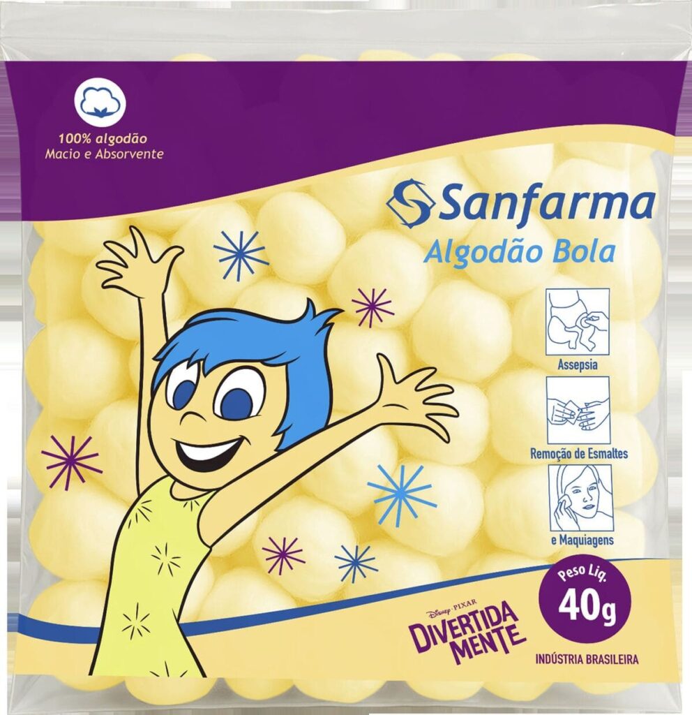 Embalagem plástica transparente de Algodão Bola da marca Sanfarma, com 40 gramas. A embalagem tem a personagem Alegria (Joy) do filme 'Divertida Mente' (Inside Out) e destaca o algodão como 100% macio e absorvente, indicado para assepsia, remoção de esmaltes e maquiagens.