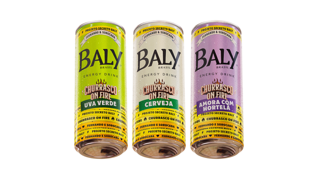 Três latas do energético Baly Brasil, da edição "Churrasco On Fire", nos sabores Uva Verde (lata verde), Cerveja (lata branca) e Amora com Hortelã (lata roxa).