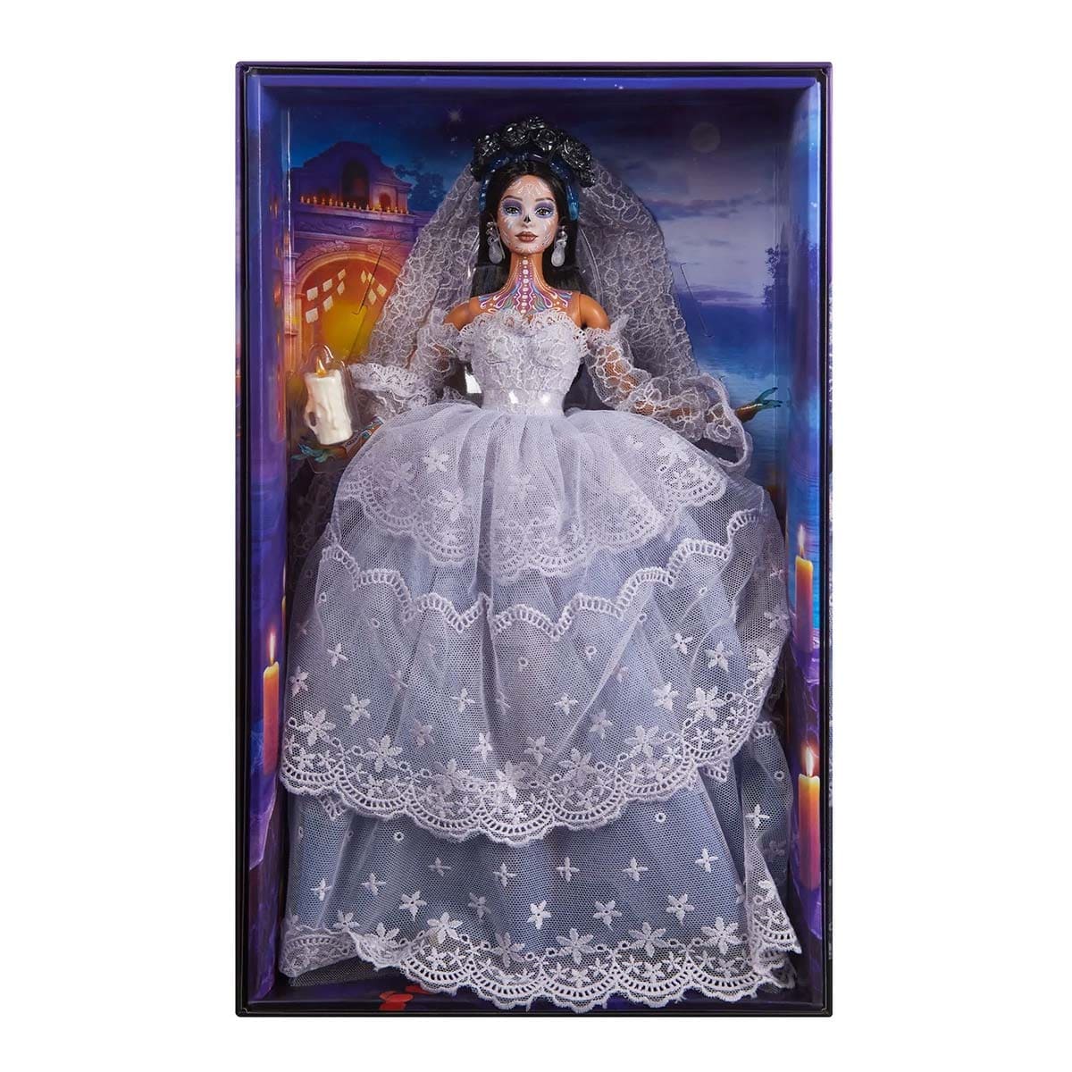 Barbie Día de Muertos em caixa, maquiagem de caveira, vestido branco, segurando vela.