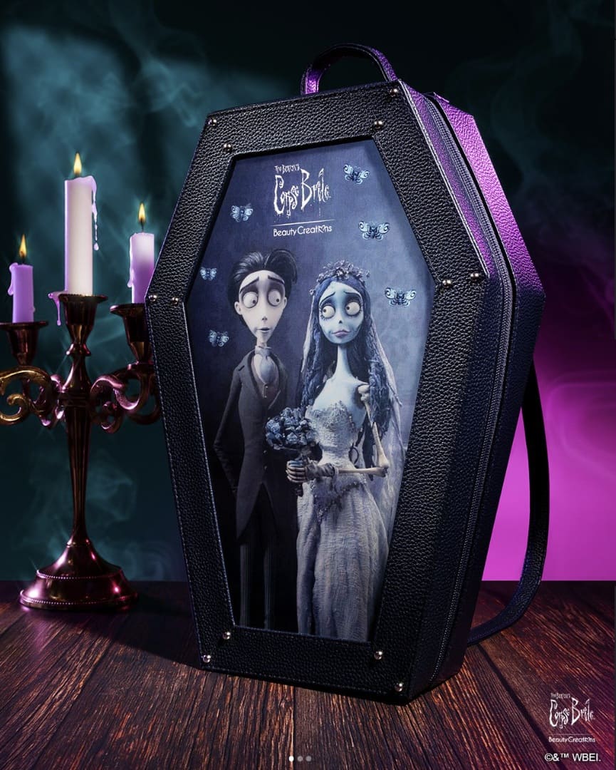 Mochila preta da Beauty Creations em formato de caixão com a estampa de Emily e Victor de A Noiva-Cadáver.