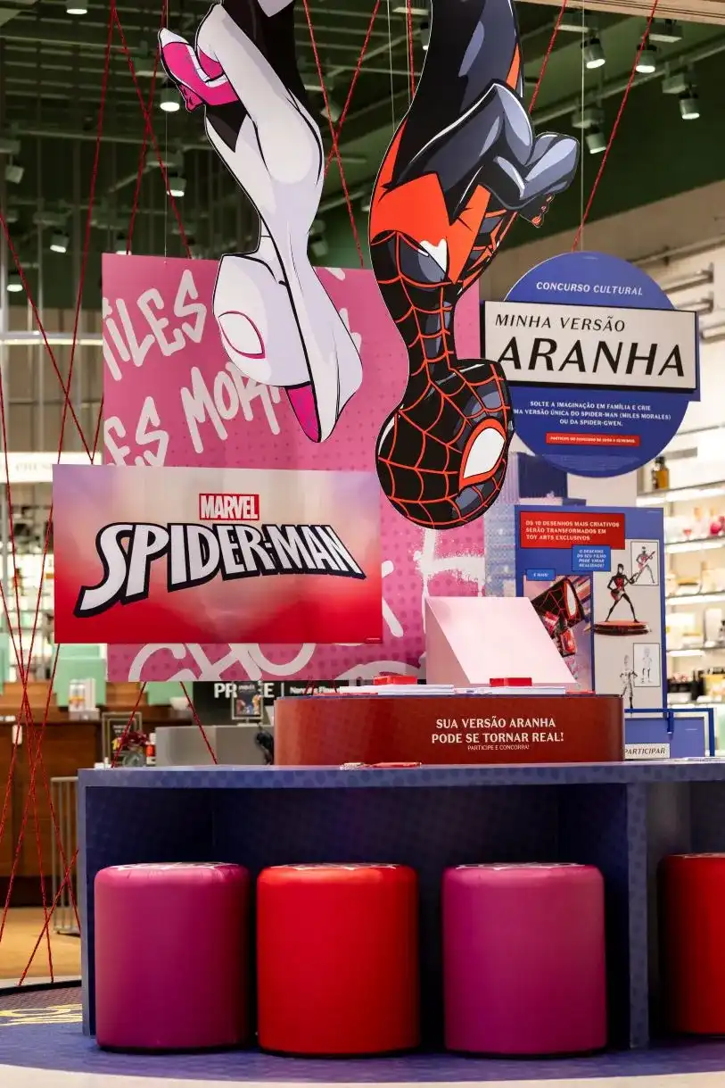 Decoração de Dia das Crianças no Shopping Morumbi com personagens do "Homem-Aranha: Através do Aranhaverso" e um estande para um concurso cultural.