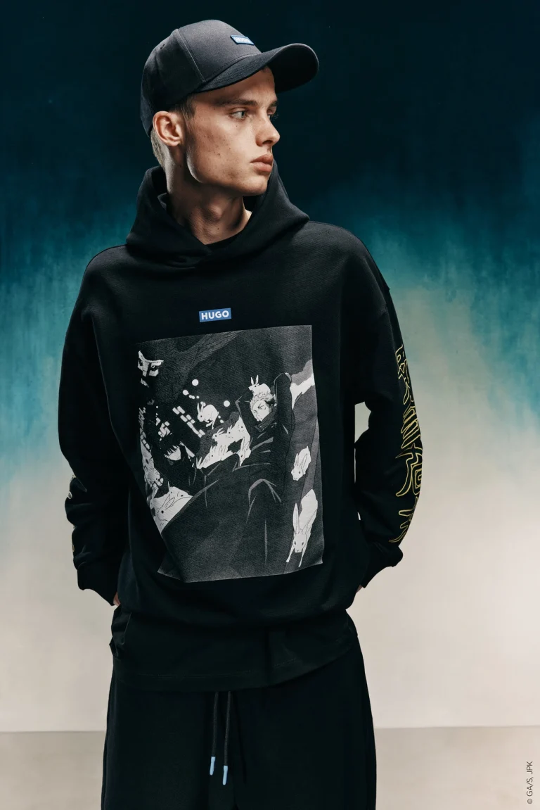 Modelo vestindo moletom preto HUGO x Jujutsu Kaisen.