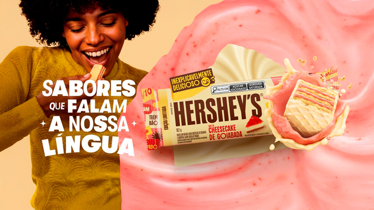 Mulher sorrindo com waffle Hershey's sabor cheesecake de goiabada.